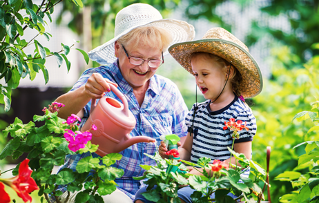 Oma mit Enkelin beim Gärtnern