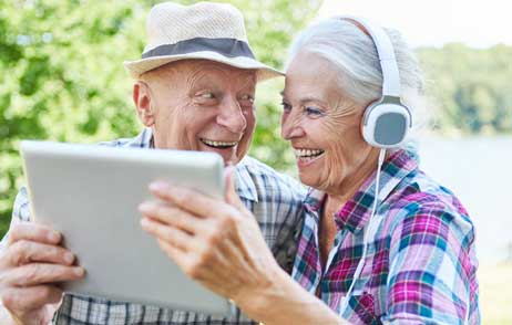 altes Paar schaut sich ein Video auf einem Tablet an