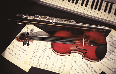 Musikinstrument Geige mit Notenblättern