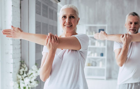 Frau macht mit Partner Sport zu Hause