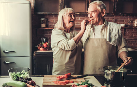 älteres Ehepaar beim gemeinsamen Kochen