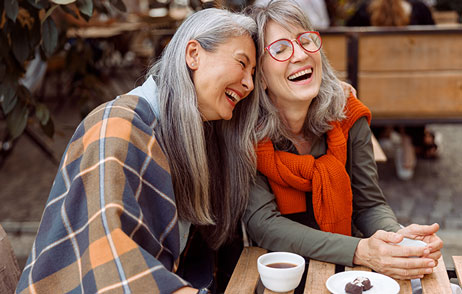 zwei befreundete Frauen lachen zusammen