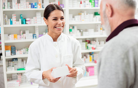 Wirkung von Ginkobil® ratiopharm Mann lässt sich in der Apotheke beraten