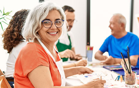 Ein Gruppe von Menschen beim Malen