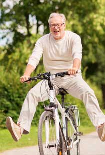 älterer Mann auf dem Fahrrad