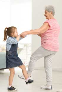 Oma tanzt mit ihrer Enkelin