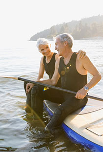 Älteres Paar auf einem Stanup-Paddle