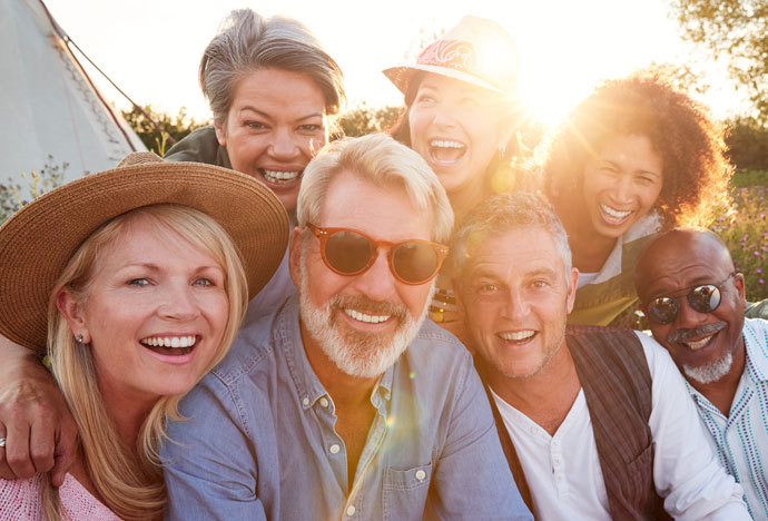Herausforderungen für unser Gehirn Gruppe von Freunden im höheren Alter