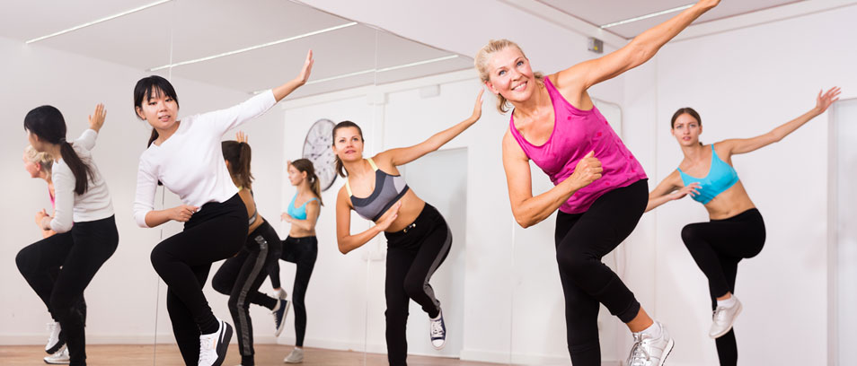 Jung bleiben im Gehirn – frühzeitig geistig aktiv Gruppe beim Zumba tanzen