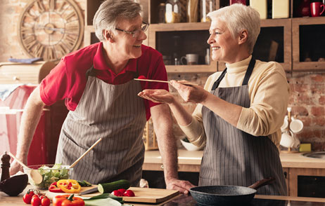 Ein Paar beim gemeinsamen Kochen