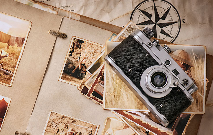 Altes Fotoalbum, Fotos und eine alte Kamera