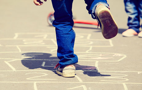Pausenhofspiele von Früher Kinder spielen "Himmel und Hölle"