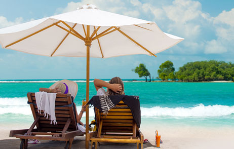 Zwei Frauen im Liegestuhl am Strand