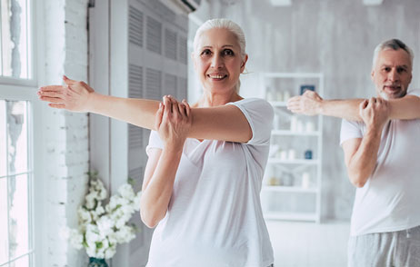 Raus aus dem Winterblues – so geht es! älteres Paar macht Übungen zusammen