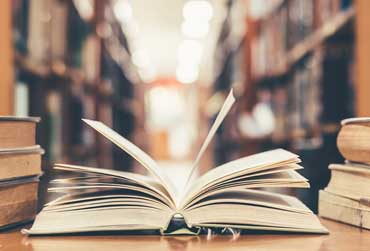 Buch in einer Bibliothek