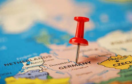Landkarte mit einem roten Pin, welcher Deutschland markiert