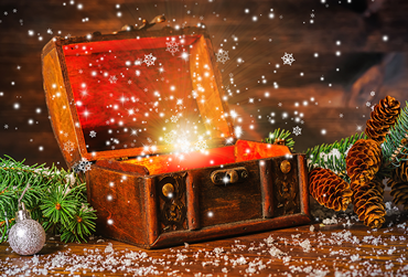 Weihnachtstruhe geht auf und eine leuchtende Überraschung wird sichtbar