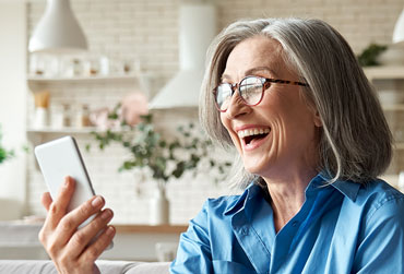 ältere Frau führt ein Videoanruf