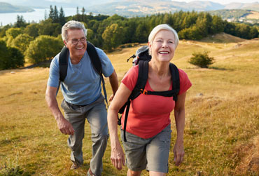 älteres Paar beim Wandern 
