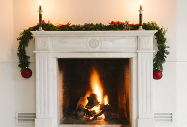 Kamin weihnachtlich dekoriert