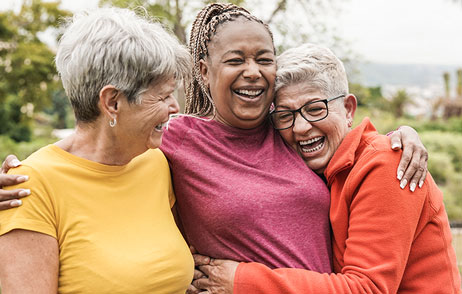 drei ältere Frauen nach einer sportlichen Einheit im Freien