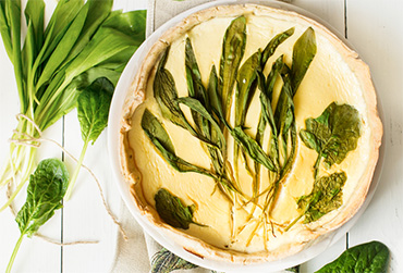 Quiche mit Bärlauch und Spinatblättern