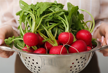 Radieschen in einem Sieb aus Metall