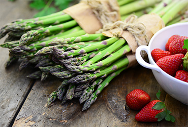 Grüner Spargel und Erdbeeren