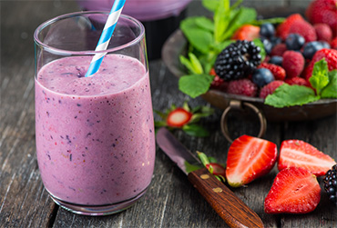 Smoothie mit Waldbeeren und Erdbeeren