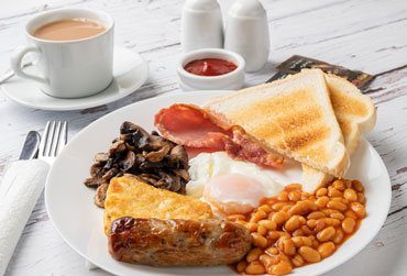 typisch englisches Frühstück Toast, Bohnen, Würstchen und Ei