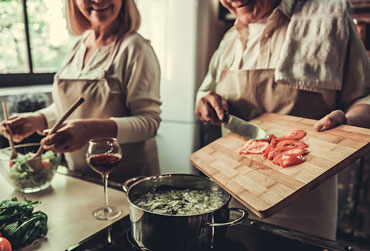 Kochen als Gehirntraining älteres Ehepaar kochen zusammen