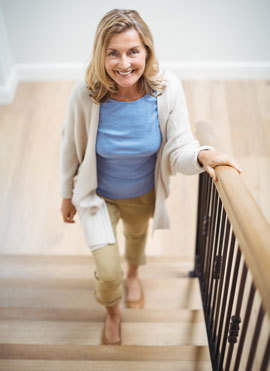 Mit Bewegung aus dem Winterblues Frau nimmt die Treppe