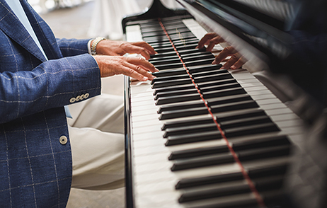 Ein älterer Mann sitzt am Klavier