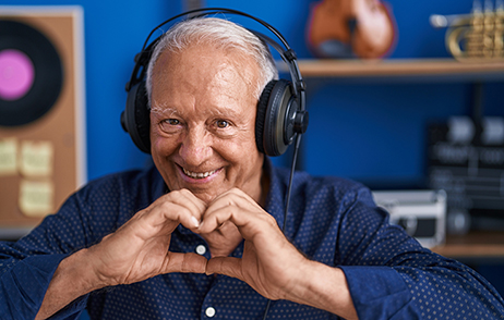 Mozart-Effekt Älterer Mann mit Kopfhörer