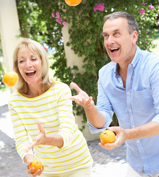 neues Hobby Ehepaar jongliert mit Orangen