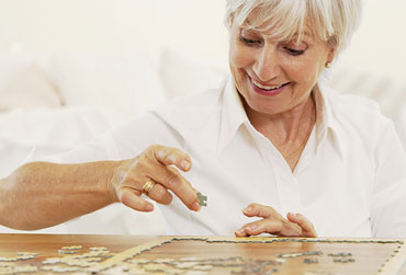 neues Hobby ältere Frau beim puzzeln