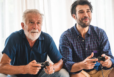 neues Hobby älterer und junger Mann spielen ein Videospiel