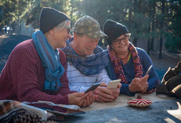 drei Freunde im Wald machen Geocatching