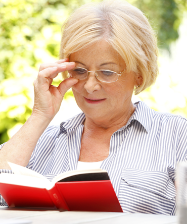 ältere Frau beim lesen