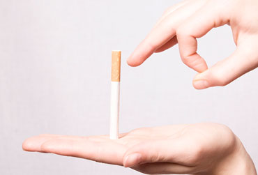 Zigarette wird weggeschnippt