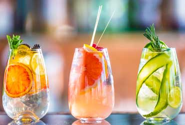 Wasser mit Früchten und Kräutern