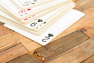 Kartenspiel liegend auf einem Holztisch