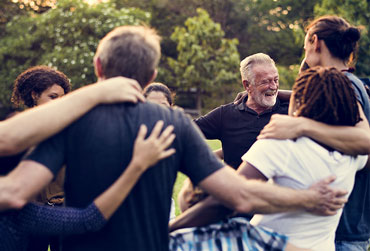 Menschen umarmen sich und lachen