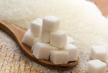 Zucker hat die gleichen Effekte im Gehirn wie Kokain ein Holzlöffel und darauf gestapelter Würfelzucker