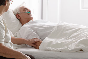 Verborgenes Bewusstsein Alter Mann liegt auf der Intersivstation im Koma