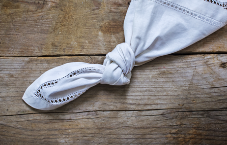 weißes Tuch mit einem Knoten in der Mitte