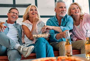 2 ältere Paare beim Filmabend