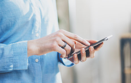 Person mit Smartphone in der Hand
