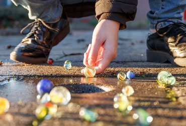 Murmeln Kind beim Murmeln