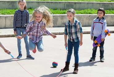 Seilspringen Kinder beim Seilspringen